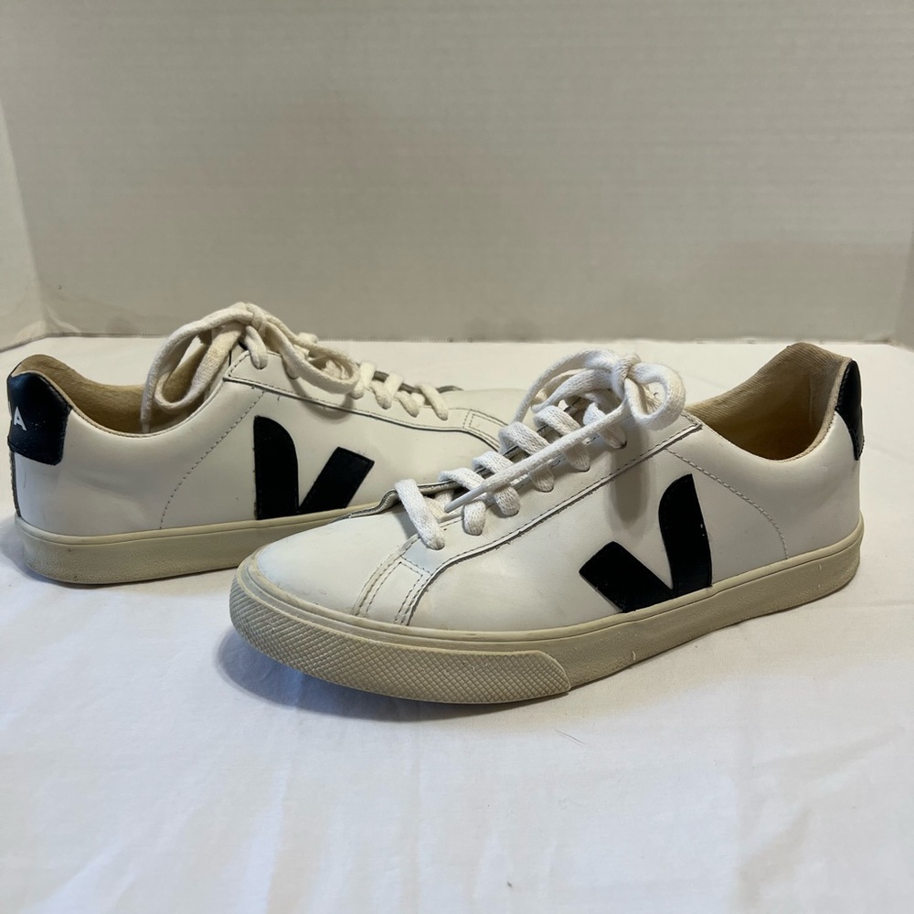 VEJA WHITE SNEAKERS - SIZE 6 (37)